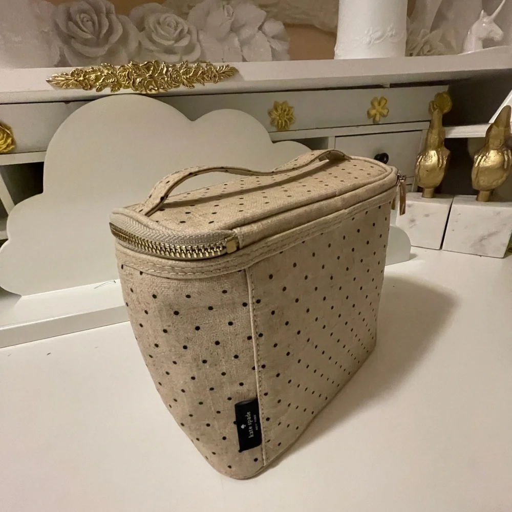 Kate spade beautiful lunchbox out to lunch in the front.with gold zipper